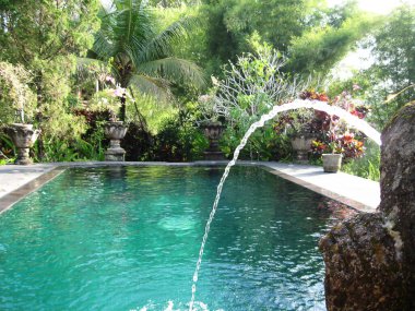 Bali, Endonezya - 11 Nisan 2012: Endonezya 'da Tanah Merah Sanat Resort Bali' de yüzme havuzu manzarası - 11 Nisan 2012