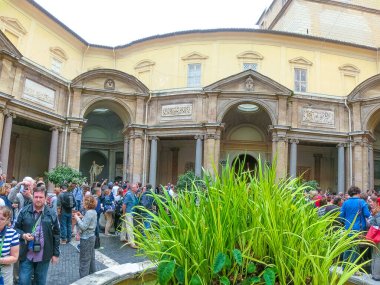 Roma, İtalya - 02 Mayıs 2014: Vatikan, İtalya 'yı ziyaret eden turistler.