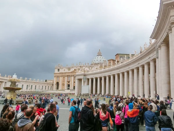 2014年5月2日 意大利梵蒂冈 圣彼得大教堂门口排队的人们 — 图库照片