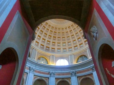 Roma, İtalya - 02 Mayıs 2014: Vatikan 'ın İçi, 2 Mayıs 2014. Vatikan 'daki Vatikan Müzeleri veya Musei Vaticani, dünyanın en büyük müzeleri arasında yer alıyor ve Roma Katolik Kilisesi koleksiyonundan eserler sergiliyor..