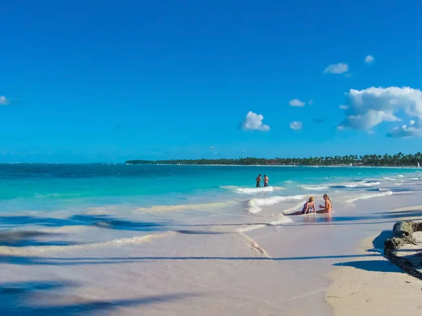 プンタカナ ドミニカ共和国 2013年2月2日 ドミニカ共和国のプンタカナの熱帯ビーチのカリブ海とココナッツのヤシと白い砂で休んでいる普通の観光客 — ストック写真