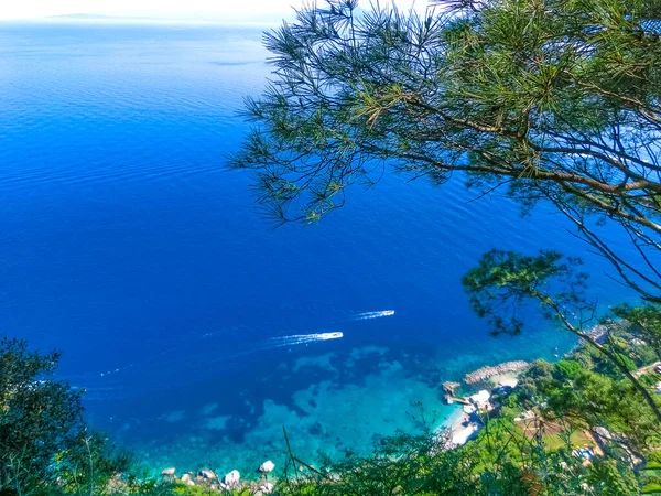 Θέα Από Γκρεμό Στο Νησί Κάπρι Της Ιταλίας Και Βράχια — Φωτογραφία Αρχείου