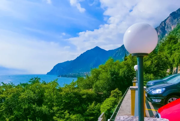 Altas Montañas Pasarela Orilla Lago Garda Italia Europa — Foto de Stock