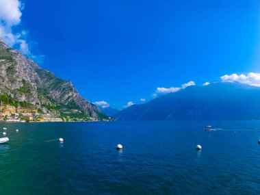 Yüksek dağlar ve sahil yolu, Garda Gölü, İtalya, Avrupa