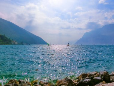 Yüksek dağlar ve Garda Gölü, İtalya, Avrupa