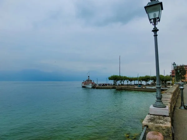 Torri Del Benaco Italy Вересня 2014 Люди Човні Маленькій Гавані — стокове фото