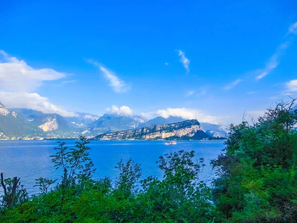 海岸沿いの高い山と道路 ガルダ湖 イタリア ヨーロッパ — ストック写真