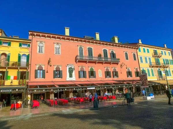 イタリアのヴェローナ 2014年9月22日 2014年9月22日にイタリアのヴェローナの旧市街にある中世の広場ブラ — ストック写真