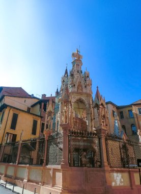 Verona, İtalya - 22 Eylül 2014: 22 Eylül 2014 tarihinde İtalya 'nın Verona kentinde bulunan beş gotik Saliger mezarından biri olan Cansignorio' nun mezarı