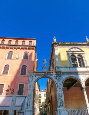 Verona, İtalya - 22 Eylül 2014: Piazza dei Signori 'deki eski heykel - Verona, İtalya