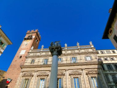 Verona, İtalya - 22 Eylül 2014: Venedik Cumhuriyeti 'nin sembolü St Mark' ın kanatlı aslanı, 22 Eylül 2014 tarihinde Verona, Piazza delle Erbe 'de