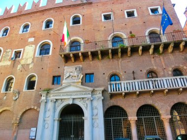 Verona, İtalya - 22 Eylül 2014: Piazza dei Signori 'deki eski bina - Verona, İtalya