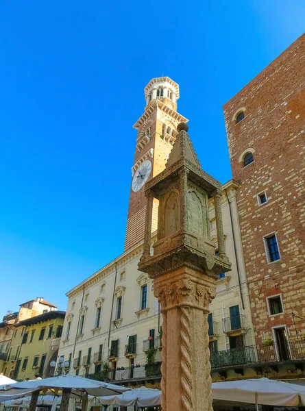Fassade Des Torre Dei Lamberti Auf Der Piazza Erbe Verona — Stockfoto