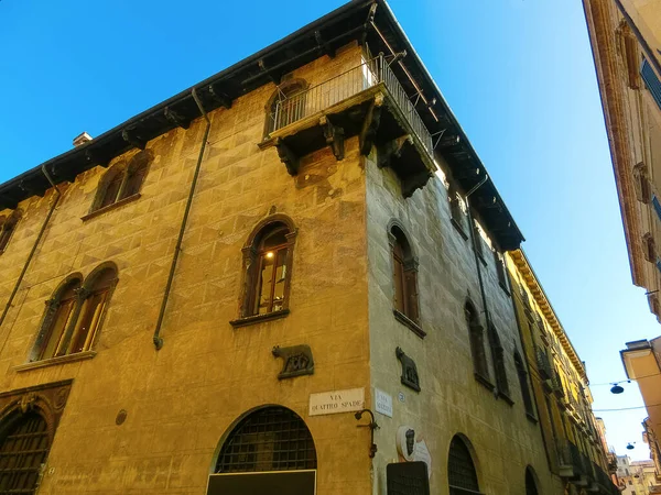 Starověká Kapitolinová Vlčice Vysoká Reliéf Zdi Domu Veroně Itálii Podepsat — Stock fotografie