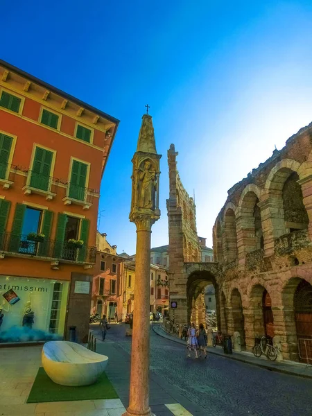イタリアのヴェローナ 2014年9月22日 2014年9月22日にイタリアのヴェローナの旧市街にある中世の広場ブラ — ストック写真
