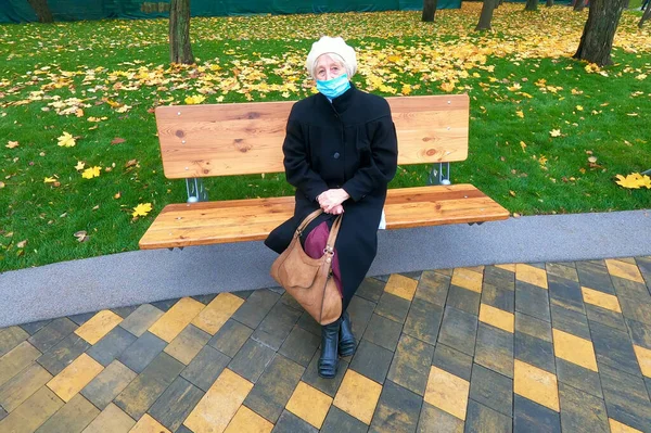 Femme Âgée Masque Protection Amuse Dans Parc Automne Extérieur Covid — Photo