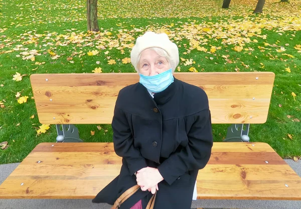 보호용 마스크를 다발들고 나이든 여자들은 야외의 공원에서 재미를 Covid 2019 — 스톡 사진