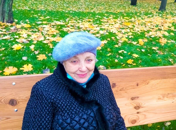 Portrait d'une femme âgée souriante. Une photo sur le fond de la nature — Photo