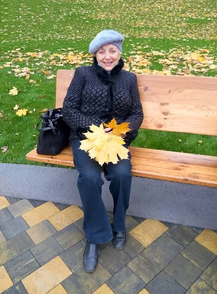 Portrait d'une femme âgée souriante. Une photo sur le fond de la nature — Photo