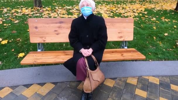 Donna Anziana Maschera Protettiva Sta Divertendo Nel Parco Autunnale All — Video Stock