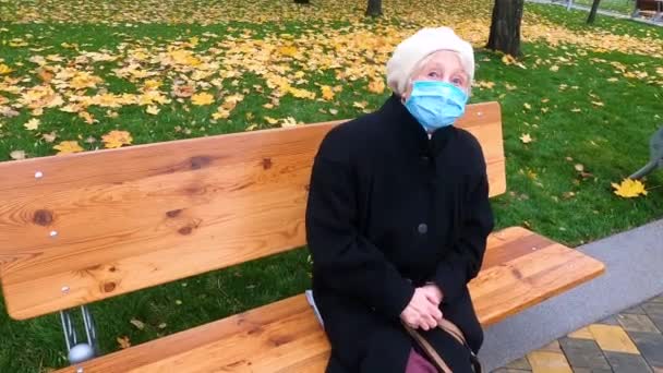 Mulher Mais Velha Máscara Protetora Está Divertindo Parque Outono Livre — Vídeo de Stock