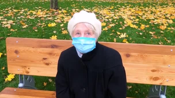 Eine Ältere Frau Mit Schutzmaske Vergnügt Sich Herbstlichen Park Freien — Stockvideo