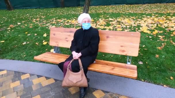 Koruyucu Maskeli Yaşlı Kadın Sonbahar Parkında Eğleniyor Covid 2019 Koronovirüs — Stok video
