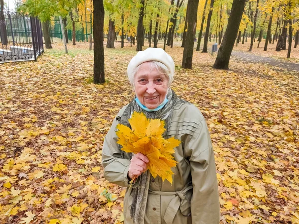 Older Woman Protective Mask Bouquet Autumn Leaves Having Fun Autumn — Stock Photo, Image