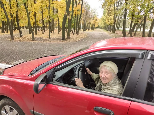 Anciana Sonriente Con Una Chaqueta Roja Volante Del Coche — Foto de Stock