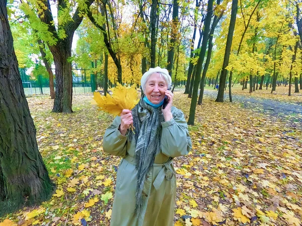 Femme Âgée Masque Protection Bouquet Feuilles Automne Amuse Dans Parc — Photo