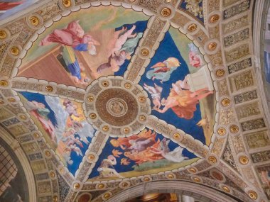 Roma, İtalya - 02 Mayıs 2014: Vatikan 'ın İçi, 2 Mayıs 2014. Vatikan 'daki Vatikan Müzeleri veya Musei Vaticani, dünyanın en büyük müzeleri arasında yer alıyor ve Roma Katolik Kilisesi koleksiyonundan eserler sergiliyor..