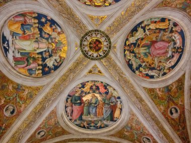 Roma, İtalya - 02 Mayıs 2014: Vatikan 'ın İçi, 2 Mayıs 2014. Vatikan 'daki Vatikan Müzeleri veya Musei Vaticani, dünyanın en büyük müzeleri arasında yer alıyor ve Roma Katolik Kilisesi koleksiyonundan eserler sergiliyor..