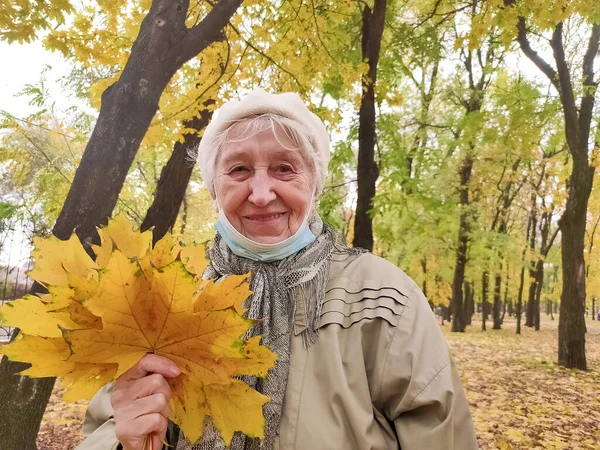 Літня Жінка Захисній Масці Букет Осіннього Листя Розважається Осінньому Парку — стокове фото