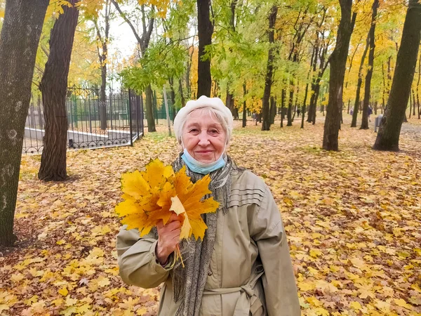 Femme Âgée Masque Protection Bouquet Feuilles Automne Amuse Dans Parc — Photo