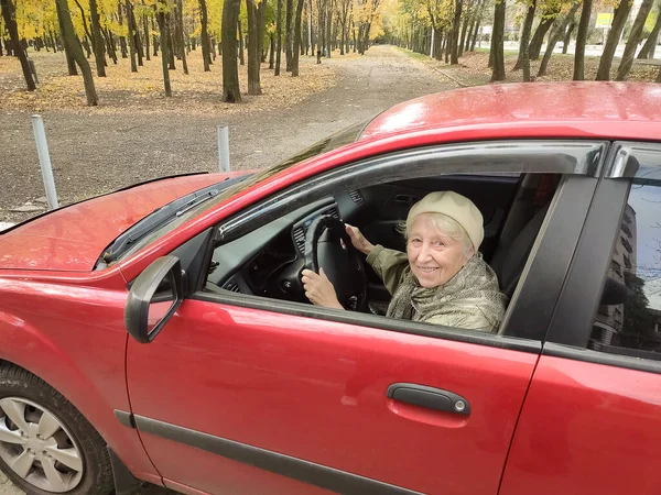 Anciana Sonriente Con Una Chaqueta Roja Volante Del Coche — Foto de Stock