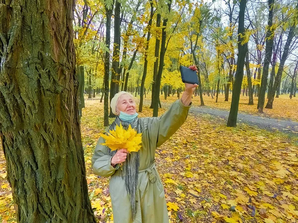 Femeia Mai Vârstă Mască Protecție Buchet Frunze Toamnă Distrează Parcul — Fotografie, imagine de stoc