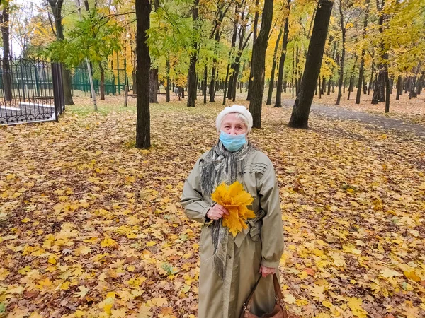 Mujer Mayor Con Máscara Protectora Ramo Hojas Otoño Divierte Parque — Foto de Stock