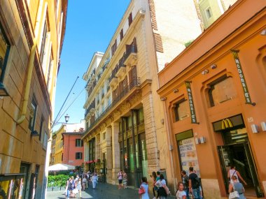 Roma, İtalya - 10 Eylül 2015: 10 Eylül 2015 'te İtalya, Roma' da fast-food McDonald 's restoranının yönünü gösteren imza