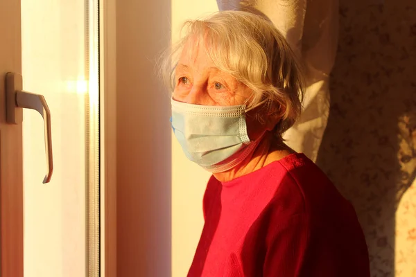 Ковід Охорона Здоров Безпека Пандемія Стара Самотня Жінка Одягнена Захисну — стокове фото