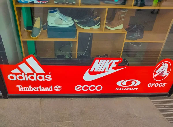 Kijev Ukrajna Augusztus 2020 Adidas Nike Tornacipő Utcai Divat Áruház — Stock Fotó