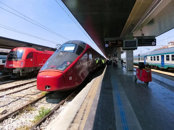 Řím Itálie Května 2014 Moderní Vysokorychlostní Vlak Nástupišti Nádraží Římě — Stock fotografie