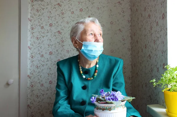 Друга Хвиля Ковід Охорона Здоров Безпека Пандемія Стара Самотня Жінка — стокове фото