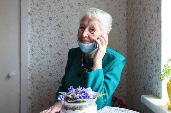 Covid Concepto Salud Seguridad Pandemia Anciana Mujer Solitaria Con Máscara — Foto de Stock