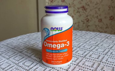 Kyiv, Ukrayna - 15 Kasım 2020: Şimdi Gıda Ultra Omega-3 Doğal Balık Yağı Konsantrasyonu katı kalite kontrol standartları altında üretiliyor. Doğal Organik Sağlıklı Şimdi Ünlü Amerikan Şirketi.