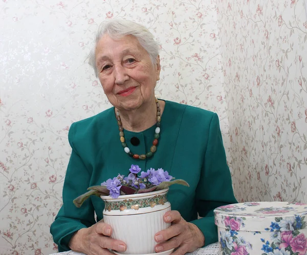 Vieja Mujer Solitaria Sentada Cerca Ventana Casa Con Flores — Foto de Stock