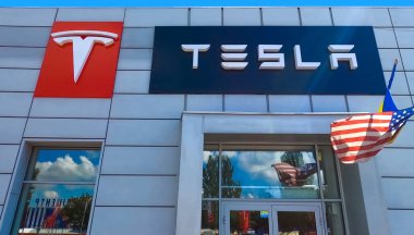 Kyiv, Ukrayna - 15 Ağustos 2020: Kyiv, Ukrayna 'da TESLA Araç Mağazası
