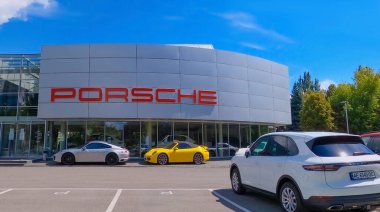 Kyiv, Ukrayna - 29 Temmuz 2020: Porsche otomobil galerisi dışı. Porsche Otomobil Holding, otomotiv sektöründe yatırımları olan bir Alman holding şirketidir..
