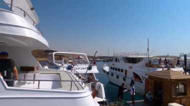 Sharm El Sheikh, Mısır - 16 Şubat 2020: 16 Şubat 2020 'de Mısır' ın Sharm El Sheikh kentindeki Ras Mohammed Ulusal Parkı 'nda tekne gezisi için eğlence yatları