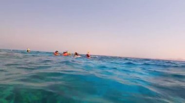 Sharm El Sheikh, Mısır - 10 Eylül 2020: Bir grup turist 10 Eylül 2020 tarihinde Mısır 'ın Sharm El Sheikh kentindeki eğlence teknelerinin yakınında Kızıl Deniz' de yüzüyorlar. Açık denizde şnorkelle yüzmek. İnsanlar geminin yanında yüzüyor..