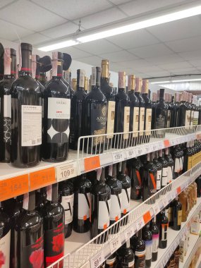 Kyiv, Ukrayna - 15 Eylül 2020: 15 Eylül 2020 'de Ukrayna' nın Kyiv kentindeki popüler bir şarap dükkanında çeşitli alkollü içecekler